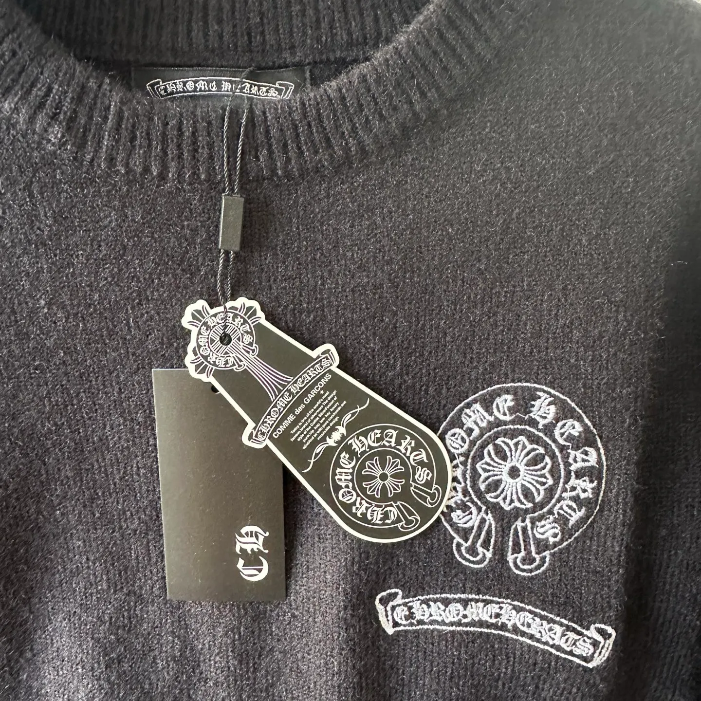 P210 model number: TT116 Chrome Hearts ch Chrome Hearts horseshoe embroidered round neck pullover sweater! The most practical jacket for today's temperature difference. The sweater is soft and waxy to the touch. It has embroidery design on the front and back. This is a great inner wear in winter. It is a very practical item. It is not only anti-pilling, but also very versatile. It is recommended to buy it early. Color: Black Size: M-XL M - Shoulder width 50, length 64, bust 108 L - Shoulder width 52, length 66, bust 112 XL - Shoulder width 54 Length 68cm Bust 116cm